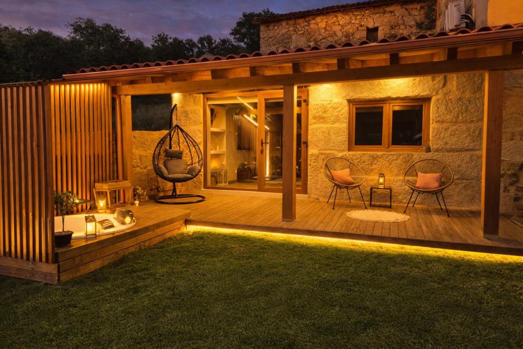 een houten terras met een tafel en stoelen erop bij Palleira da Aira in Entrambosríos