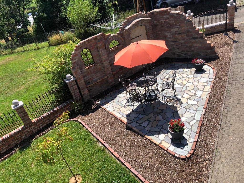 a patio with a table and an umbrella at Ferienwohnung Braun in Longkamp