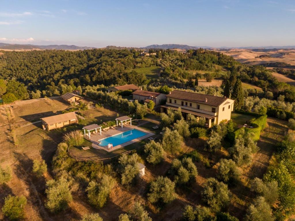 an aerial view of a house with a swimming pool at Agriturismo L'Antica Fornace in Peccioli