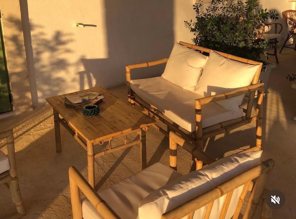 a living room with a couch and a table at Oasi di pace in Montalbano