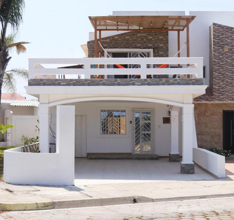 una casa con un balcone in cima di Casa del Mar Malin a Ballenita