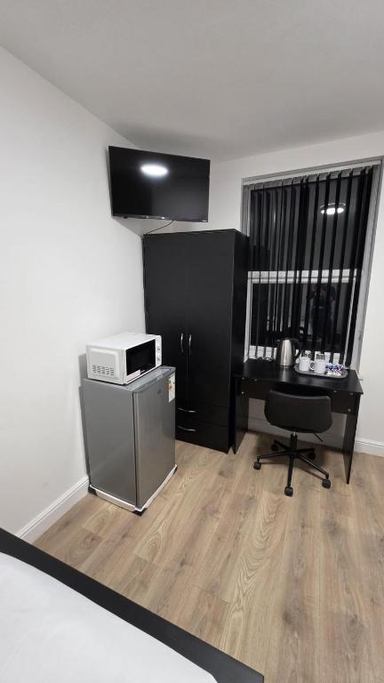 a room with a computer and a desk and a chair at Comfort Lodge in Nottingham