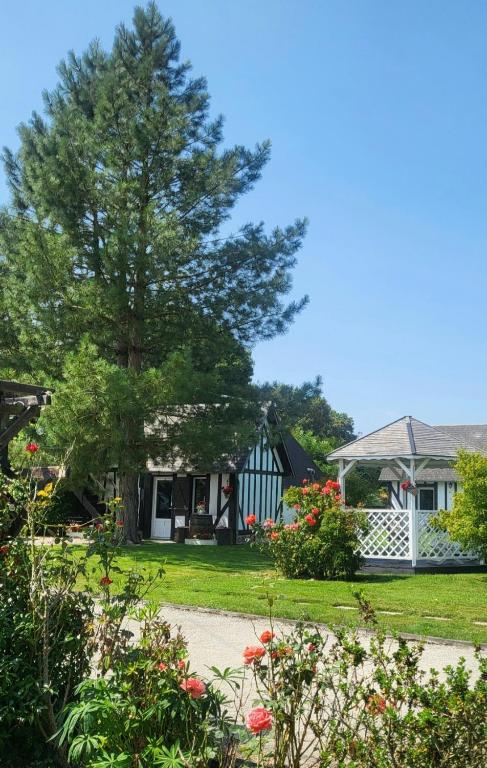 a house with a tree in the front yard at casa de invitados estilo normandie in Chamblac