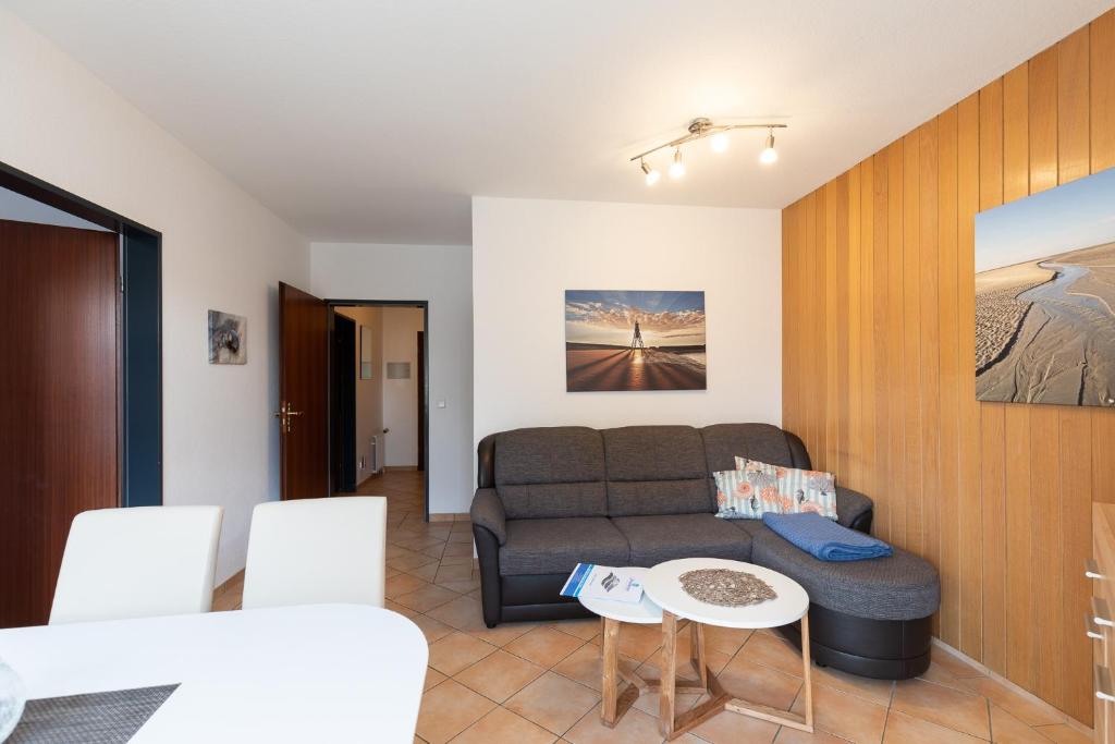 a living room with a couch and a table at Haus Windböe, Wohnung 3 in Duhnen