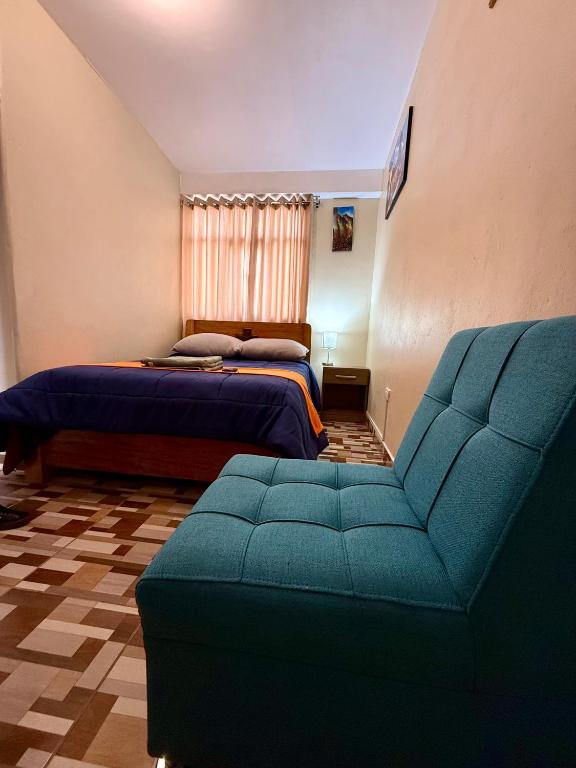 a bedroom with two beds and a couch and a bed at Hospedaje el Indi0 in Pisac