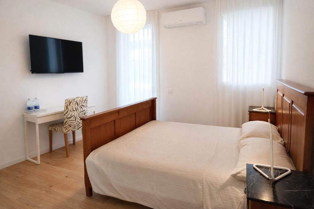 a bedroom with a bed and a tv on the wall at Agriturismo Casa Bregalda in Castelgomberto