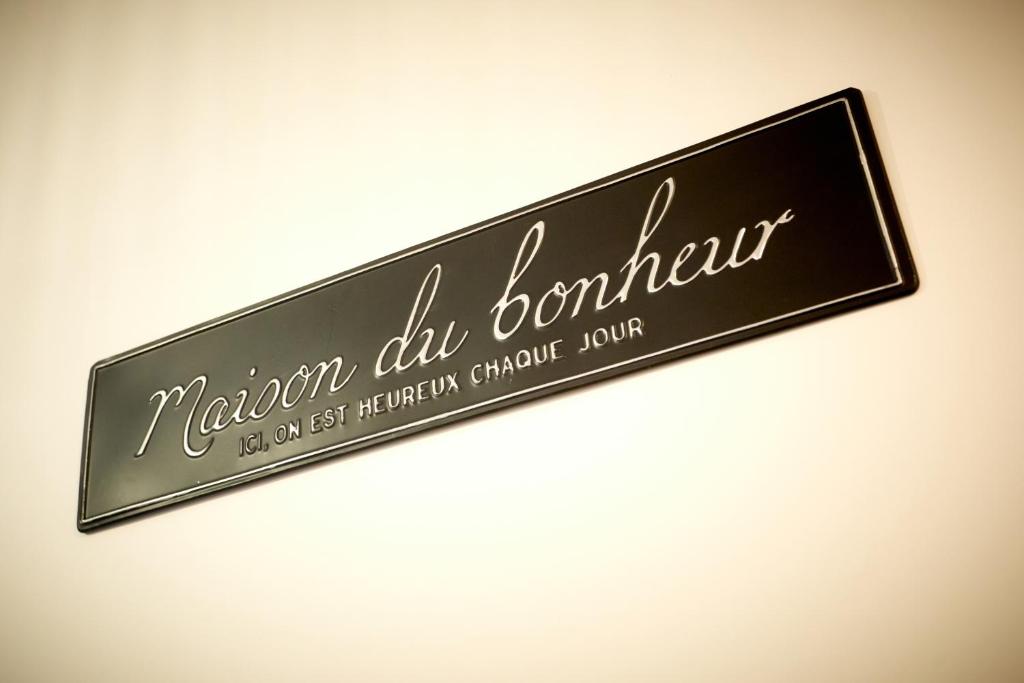 a sign for the morgan allen benjamin benjamin benjamin benjamin at Maison spacieuse 4 chambres à Bonnard in Bonnard