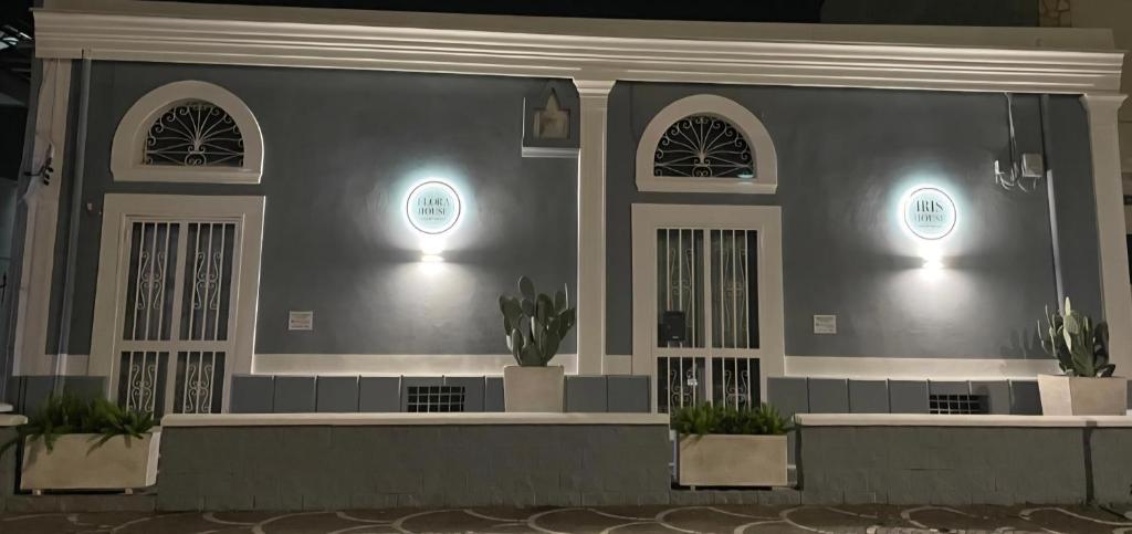 Een afbeelding van een gebouw met twee ramen en planten. bij Flora House Pompei Scafati in Scafati