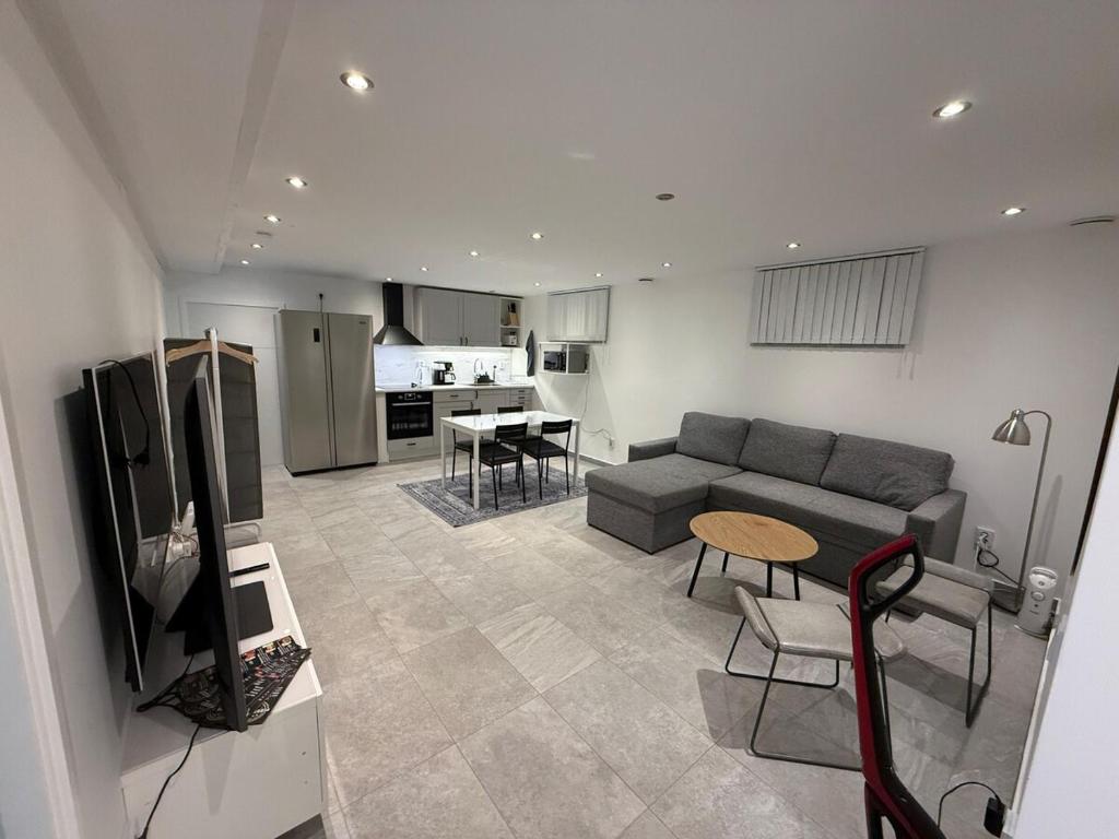 Køkken eller tekøkken på Fresh and newly renovated basement apartment