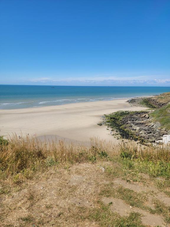 an empty beach with the ocean in the background at Maison Cocooning Equihen 5 pers Proche Mer & Terrasse in Équihen-Plage