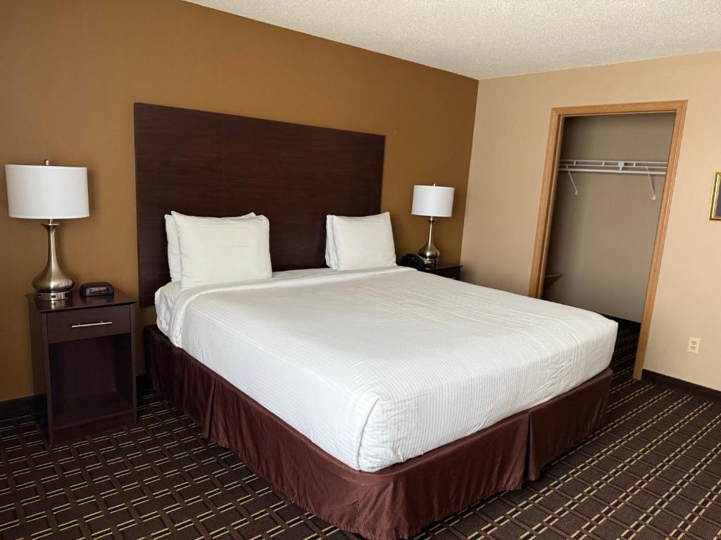 Best Western Dodgeville Inn & Suites - Suite King Con Sofá Cama Y Balcón