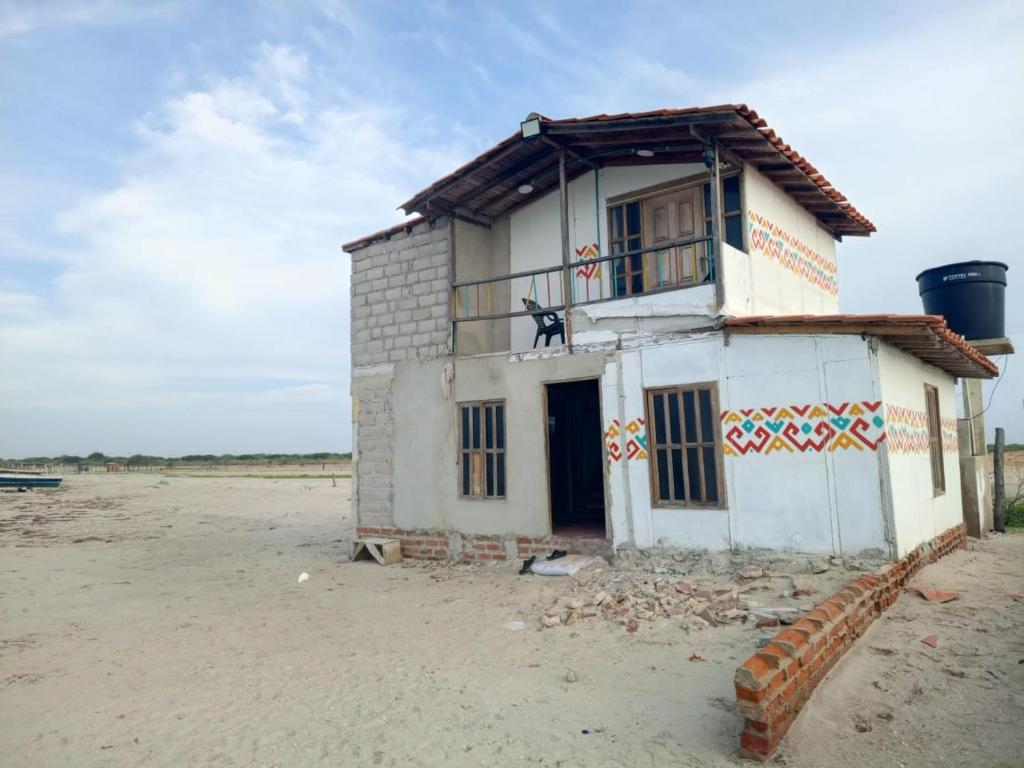 een klein huisje op het strand in de woestijn bij habitación frente al mar in Mayapo
