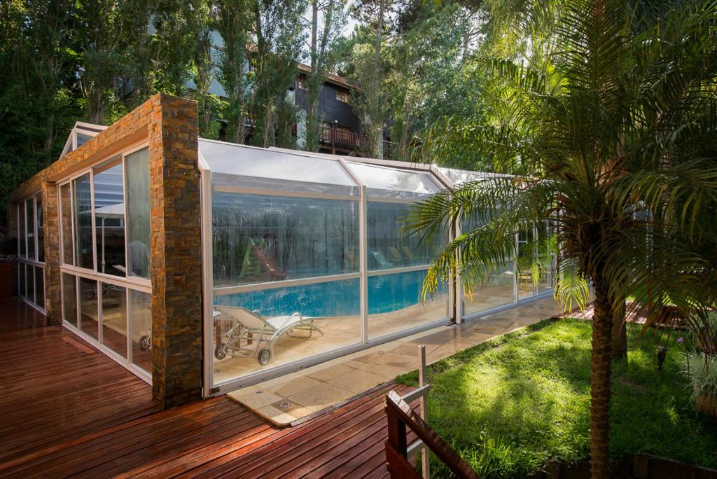 una casa in vetro con piscina di Carilo Princess a Carilo