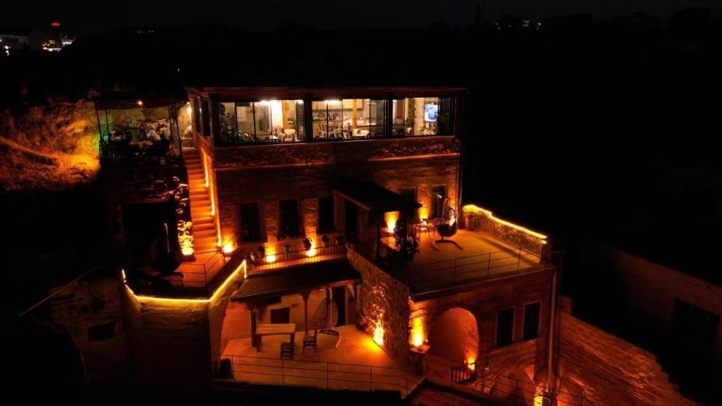 een gebouw met 's nachts verlichting erop bij Kayaharman cave otel in Nar
