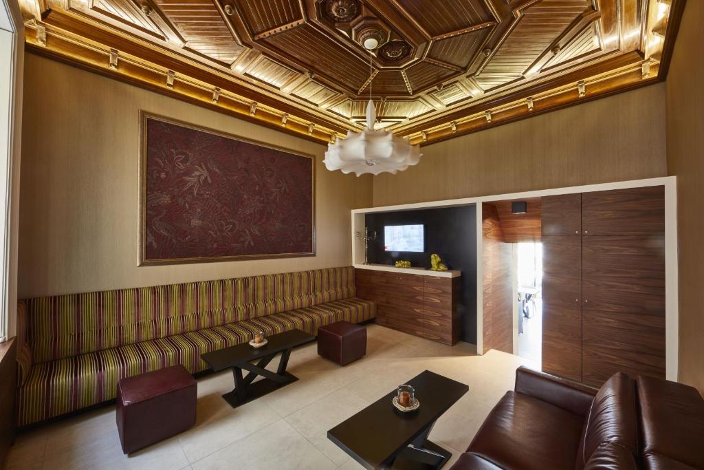 Televízia a/alebo spoločenská miestnosť v ubytovaní Budget Hotel Victoria