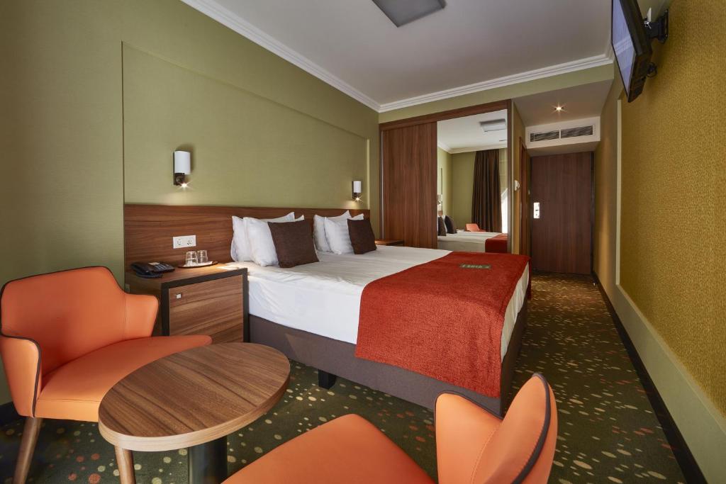 Televízia a/alebo spoločenská miestnosť v ubytovaní Budget Hotel Victoria