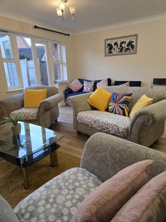 a living room with couches and a coffee table at The Flexible Lodge-Ashford in Kingsnorth