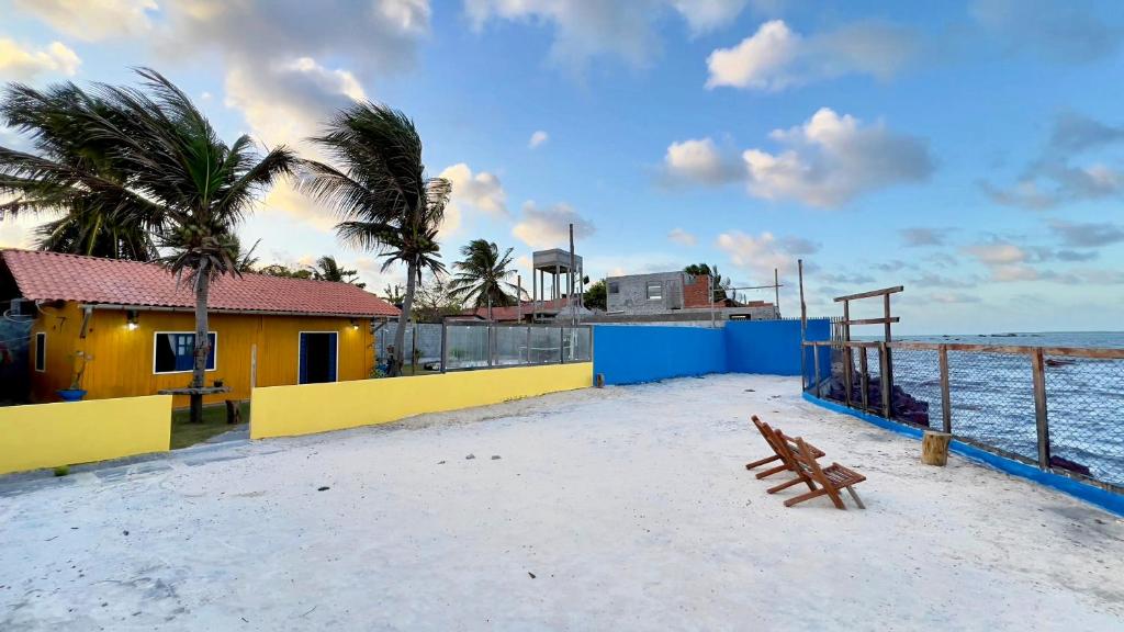 una panchina di legno sulla spiaggia vicino all'oceano di Casa da Barra Tutóia a Tutóia