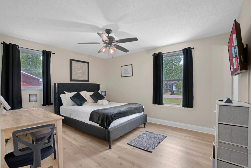 a bedroom with a bed and a ceiling fan at Carbon Ridge 300mbps WiFi - Dog Friendly in Oak Grove