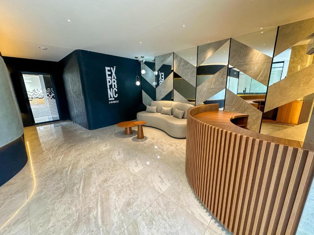 a living room with a couch and a table at Dulce Experiencia Departamento de 2 dormitorios in Santa Cruz de la Sierra