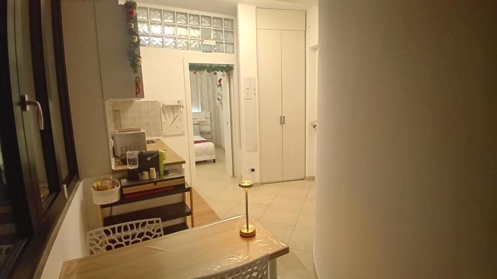 een woonkamer met een tafel en een woonkamer met een kamer bij Vittoria Mini Apartment in Campobasso
