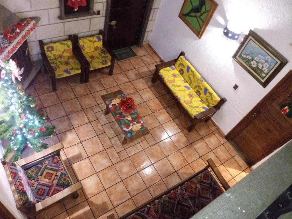 an overhead view of a living room with two chairs and a christmas tree at Great location 5min from the center,10fromVINEYARD in Tequisquiapan