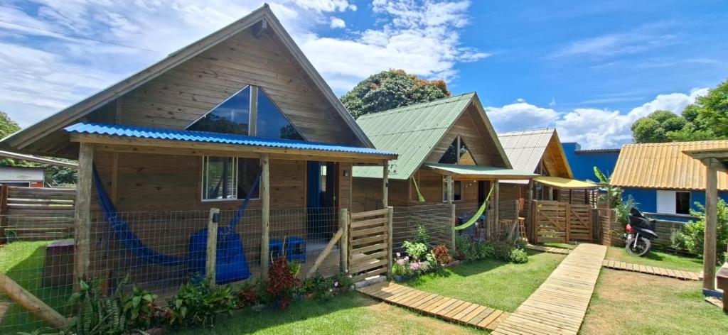een klein huisje met een blauw dak bij Pousada PortoBello Praia do Rosa in Imbituba