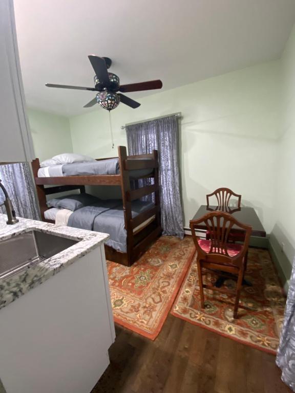 SpringfieldMust-See Okemo Mountain Resort的带床和桌子的客厅