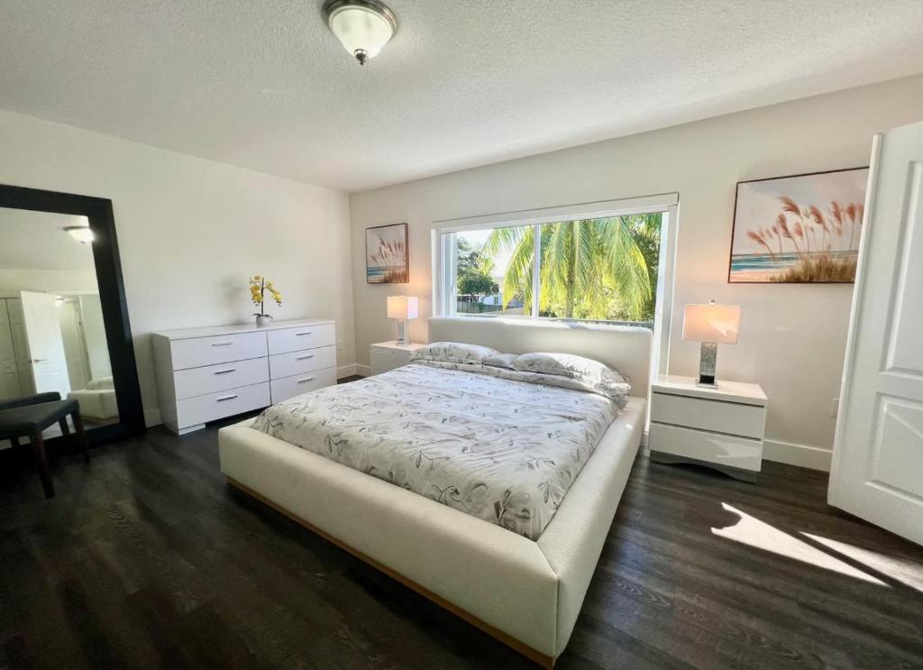 een slaapkamer met een groot bed en een raam bij Villa Miami Lakes 2 in Hialeah
