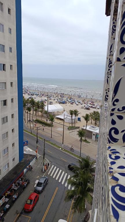 a view of the beach from a balcony of a building at Apto completo,1 dorm, pé na areia na Cidade Praia Grande, praia mirim in Praia Grande