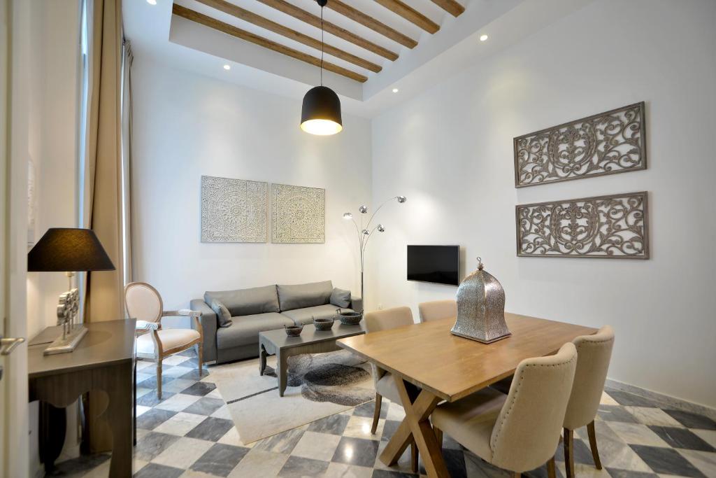 TV a/nebo společenská místnost v ubytování El Armador Casa Palacio by Luxury Suites Cádiz