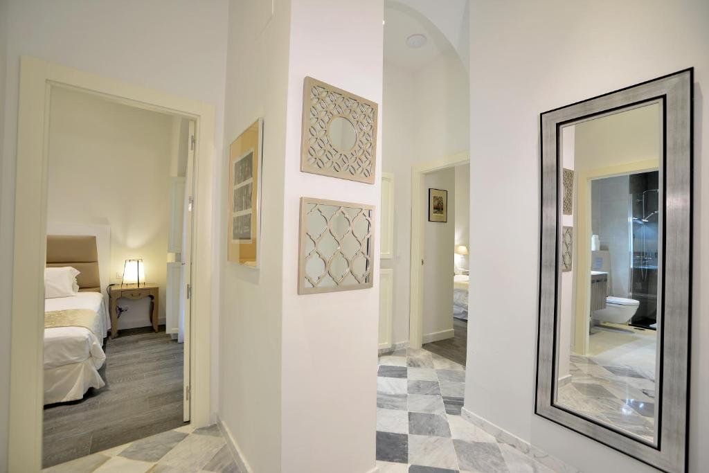 Postel nebo postele na pokoji v ubytování El Armador Casa Palacio by Luxury Suites Cádiz
