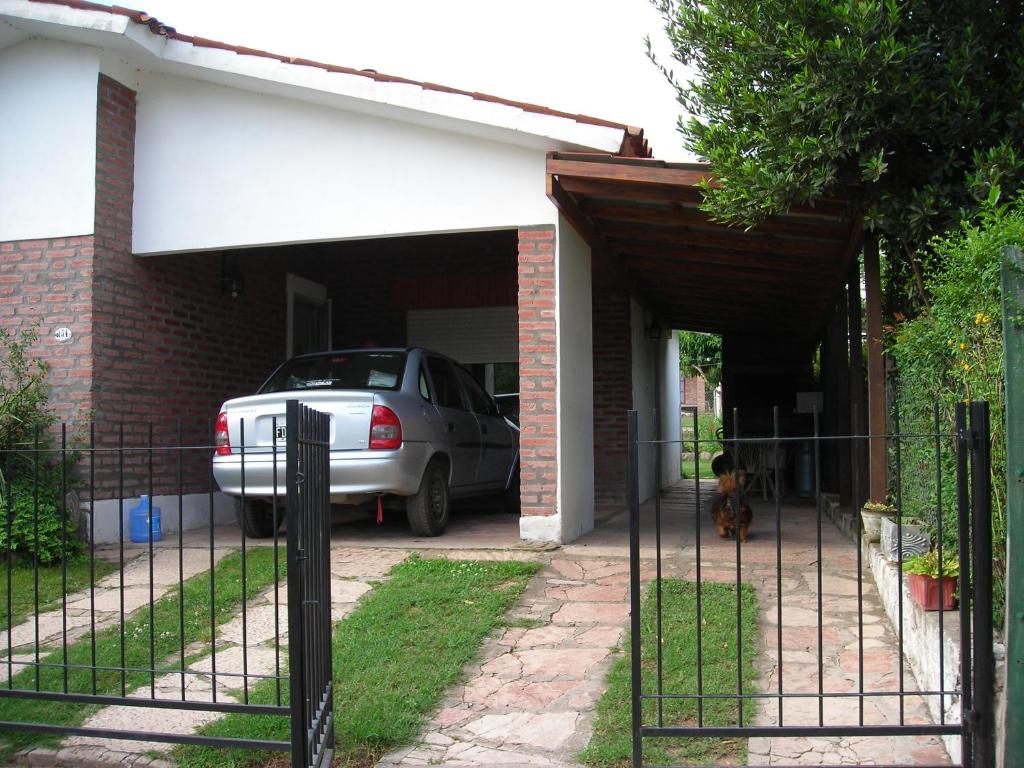 een auto geparkeerd in een garage naast een huis bij Departamento Loma Hermosa in Santa Rosa de Calamuchita