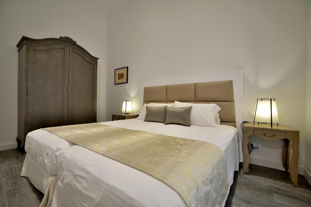 Postel nebo postele na pokoji v ubytování El Armador Casa Palacio by Luxury Suites Cádiz