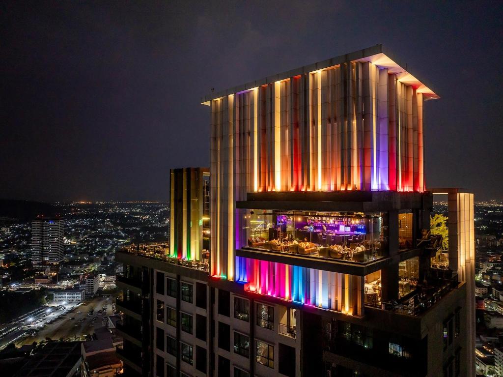 un edificio con luci sui lati di notte di Oakwood Hotel & Residence Sri Racha a Si Racha