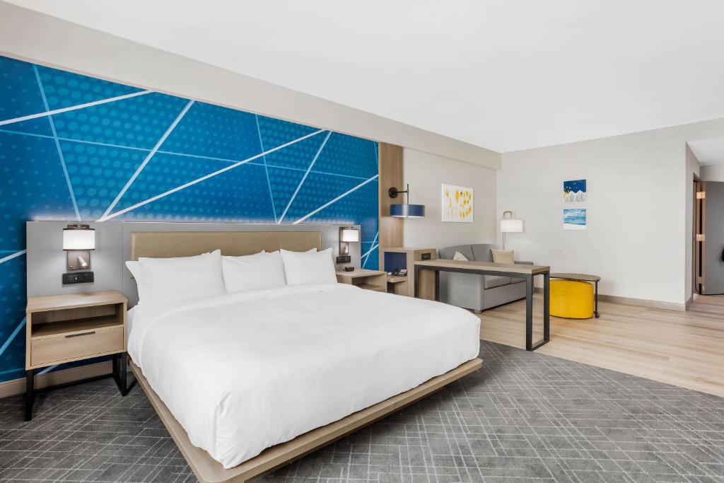 En eller flere senge i et værelse på Comfort Suites Central Valley - Woodbury