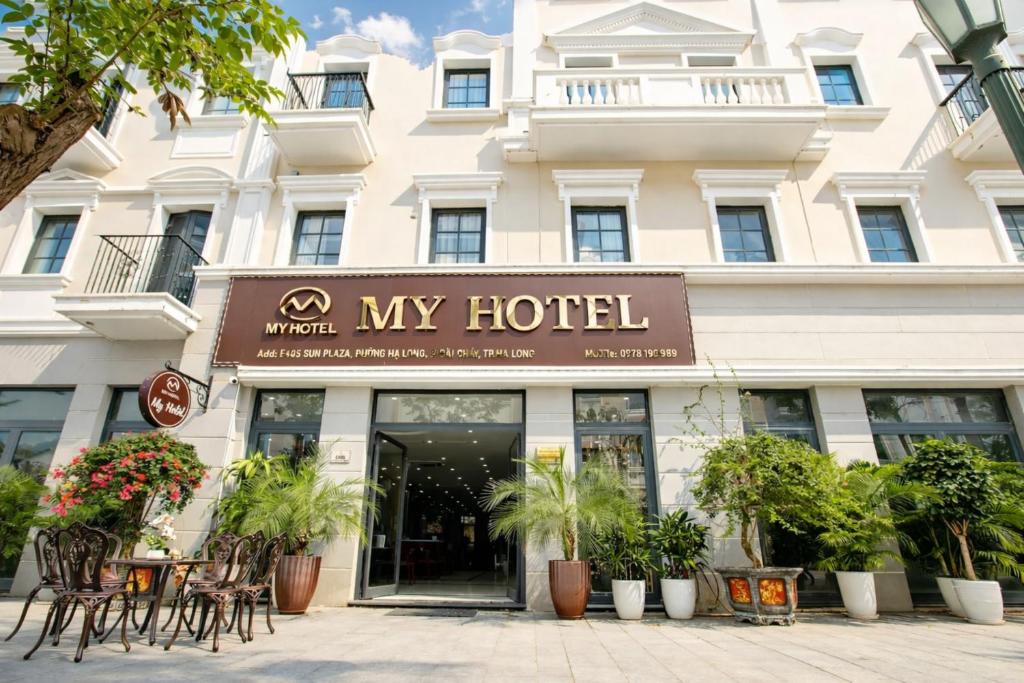 un hotel con un cartello che legge il mio hotel di My Hotel Hạ Long a Ha Long