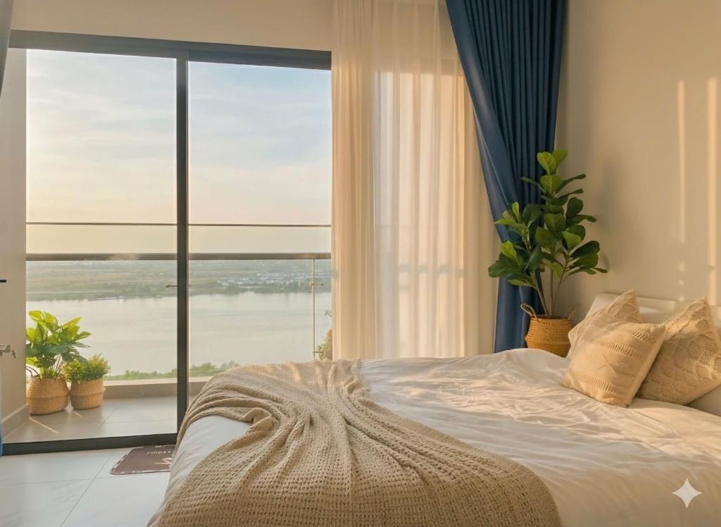 een slaapkamer met een bed en een groot raam bij BedKing Beverly VIP Luxury in Long Bình