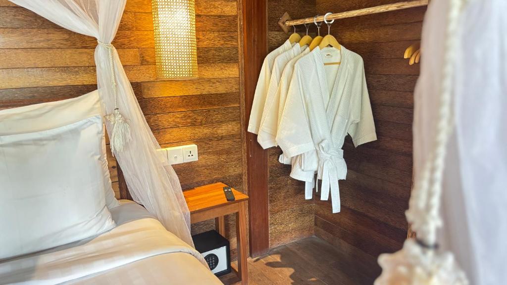 Gedong Nusa Huts - 16