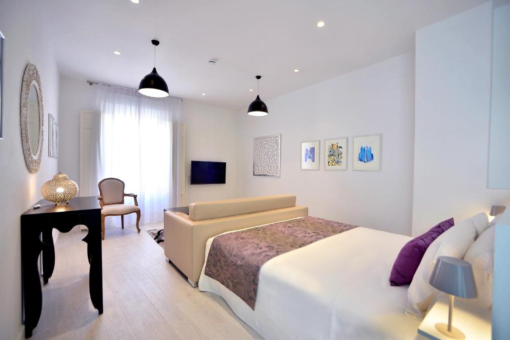 Postel nebo postele na pokoji v ubytování El Armador Casa Palacio by Luxury Suites Cádiz