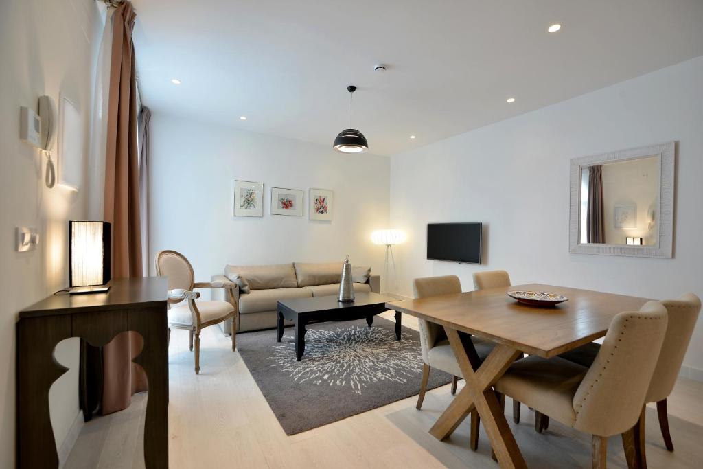 TV a/nebo společenská místnost v ubytování El Armador Casa Palacio by Luxury Suites Cádiz