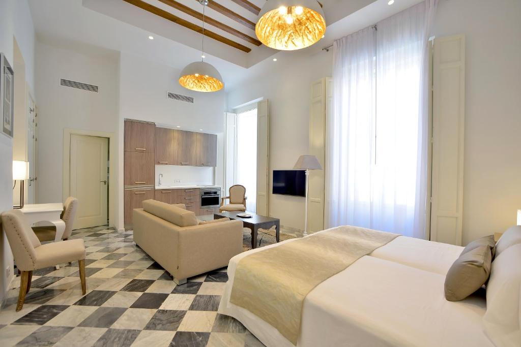 TV a/nebo společenská místnost v ubytování El Armador Casa Palacio by Luxury Suites Cádiz