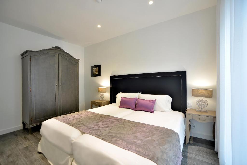 Postel nebo postele na pokoji v ubytování El Armador Casa Palacio by Luxury Suites Cádiz