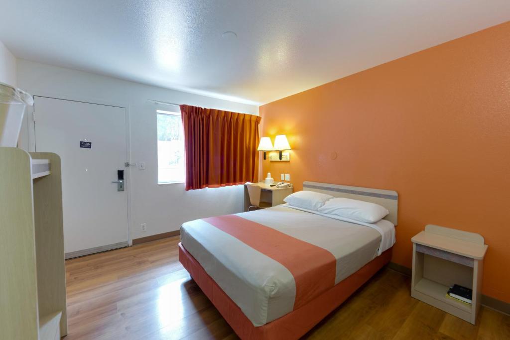 Motel 6 Weed - Mount Shasta - Habitación Con Cama Grande - No Fumadores