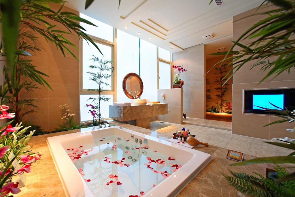 una sala de estar con una gran bañera con flores. en Changhua Laurel Boutique Motel, en Changhua City