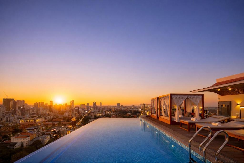 Hồ bơi trong/gần Bassac Signature Hotel & Residence