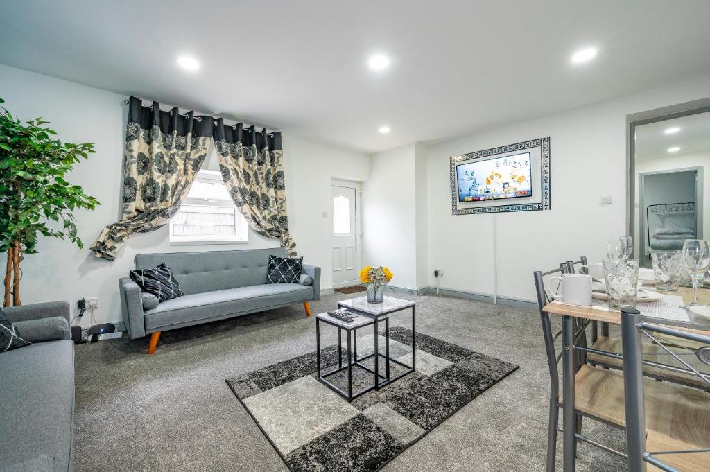 a living room with a couch and a table at -2AA- for your most relaxed & cosy stay in Beeston