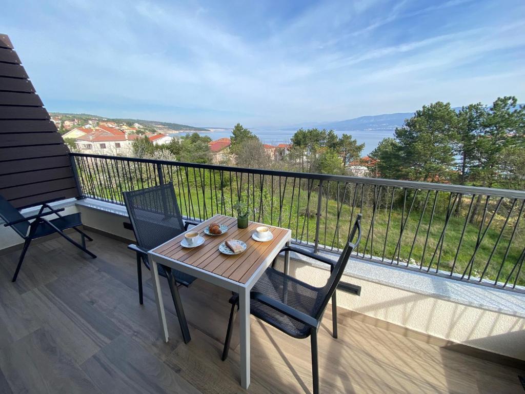 a table and chairs on a balcony with a view at Vila Primorka-Apartmani Lavanda in Šilo