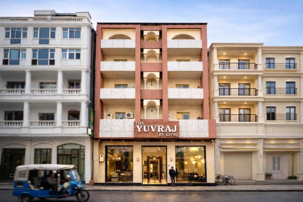 Hotel Yuvraj Deluxe-"Hygienic Hotel" - Housity