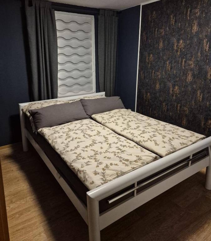 a small bed in a room with a window at MeerZeit in Emden